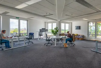 Arbeitsplatz im offenen Bereich - 5